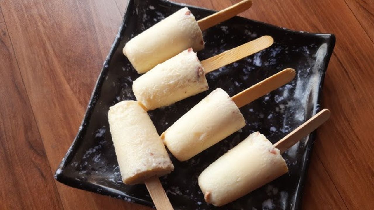 કુલ્ફીને ફ્રિજરમાં સેટ થવા મુકી દો. ત્યારબાદ તમે આ મખાના કુલ્ફીને સર્વ કરી શકો છો. 