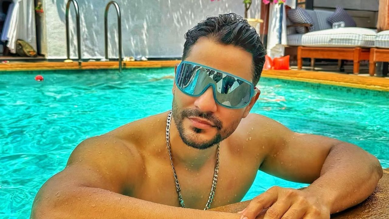 કુણાલ ખેમુએ મુંબઈની મીરા રોડ સ્થિત એન. એલ. દાલમિયા હાઇ સ્કૂલમાંથી તેમનું શાળાકીય શિક્ષણ પૂર્ણ કર્યું અને પછીથી વધુ અભ્યાસ માટે વિલે પાર્લે સ્થિત નરસી મોનજી કોલેજ ઓફ કોમર્સ એન્ડ ઇકોનોમિક્સમાં અભ્યાસ કર્યો. હવે તેઓ ખારમાં રહે છે.  