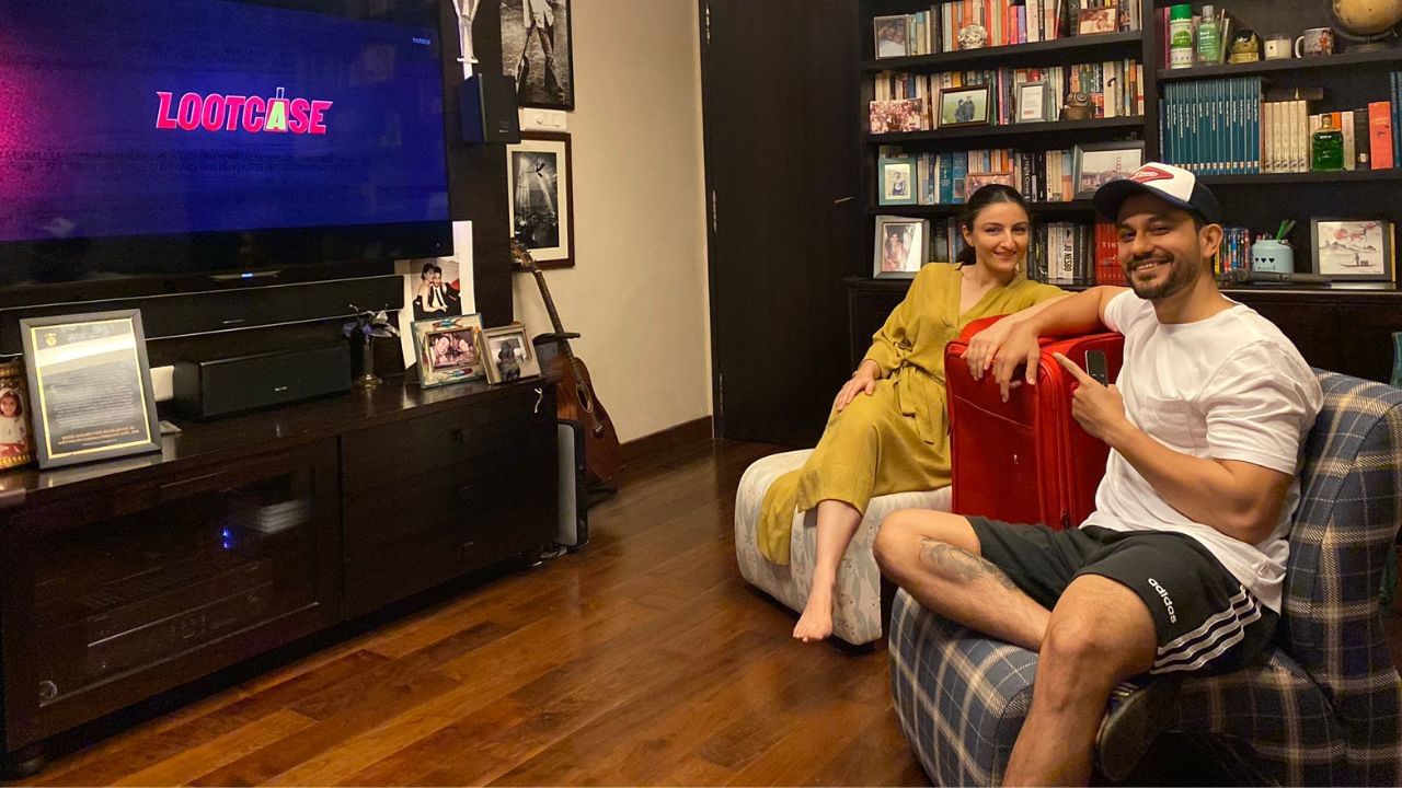  તેમના દાદા મોતીલાલ ખેમુ એક કાશ્મીરી નાટ્યકાર હતા, અને કાશ્મીરી સાહિત્યમાં યોગદાન માટે ૧૯૮૨માં સાહિત્ય અકાદમી પુરસ્કાર અને પદ્મશ્રી પ્રાપ્તકર્તા હતા. 