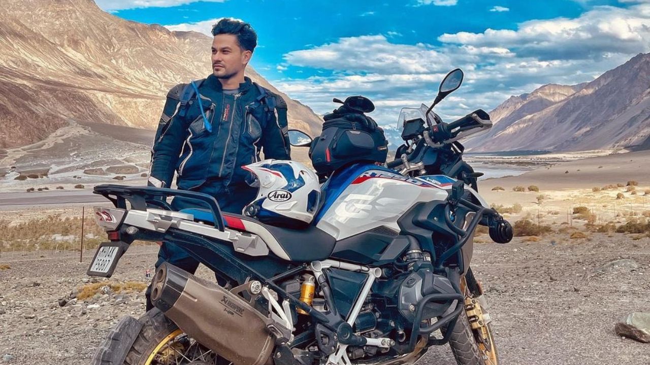  તેમના દાદા મોતીલાલ ખેમુ એક કાશ્મીરી નાટ્યકાર હતા, અને કાશ્મીરી સાહિત્યમાં યોગદાન માટે ૧૯૮૨માં સાહિત્ય અકાદમી પુરસ્કાર અને પદ્મશ્રી પ્રાપ્તકર્તા હતા. 