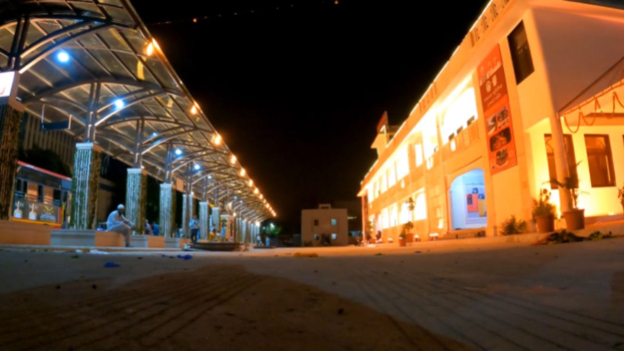 લાલ દરવાજા બસ ટર્મિનલ: આ એક એવું સ્થળ કે જે દિવસના સમયે યાત્રીઓથી ખચાખચ ભરેલું હોય છે. જો કે, આ બસ સ્ટેશન રાત્રે આખું બદલાઈ જાય છે. અહીં કેટલાક લોકોને અજીબ અવાજો સંભળાય છે અને કેટલીકવાર તો કોઇની પડછાઈ પણ દેખાઈ આવી છે. વધારે ભયજનક વાત તો એ કે, અહીં કેટલાંક લોકોને એવું અનુભવાય છે કે કોઈ તેમની પાછળ ચાલી રહ્યું છે.