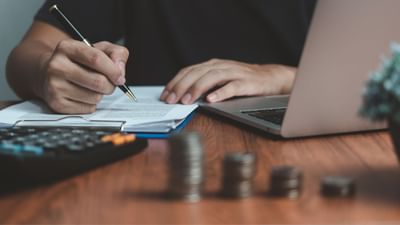  સામાન્ય રીતે, કર્મચારી પોતે આ ફેમિલી પેન્શન માટે પોતાના પરિવારના સભ્યોનું નામ આપે છે, જેથી તેના મૃત્યુ પછી પણ તેના પરિવારને આર્થિક મદદ મળતી રહે.