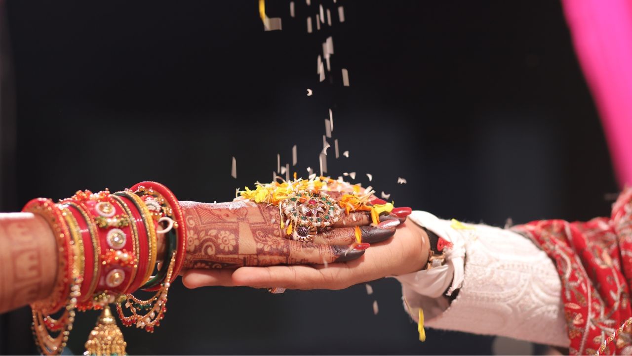  ભારતમાં, લગ્ન સમયે સ્ત્રીઓને ભેટ તરીકે મળતું સોનું (દાગીના) અને રોકડ સામાન્ય રીતે સ્ત્રીની અંગત સંપત્તિ (સ્ત્રીધન) માનવામાં આવે છે.સ્ત્રીધન એટલે સ્ત્રીની મિલકત તેના માતાપિતા,સાસરિયાં,સગાંવહાલાંઓ,અથવા લગ્ન સમયે, લગ્ન પછી અથવા જીવનના કોઈપણ તબક્કે અન્ય કોઈ વ્યક્તિ દ્વારા ભેટ આપવામાં આવી હોય છે.