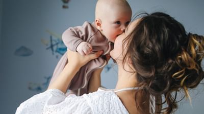 મેટરનિટી લીવ અંગે, સુપ્રીમ કોર્ટે સ્પષ્ટતા કરી છે કે તે એક મહત્વપૂર્ણ અધિકાર છે અને  કોઈ પણ સંસ્થા કોઈ પણ મહિલાને મેટરનિટી લીવના અધિકારથી વંચિત રાખી શકે નહીં. કોર્ટે આ આદેશ તમિલનાડુની એક મહિલા સરકારી કર્મચારીની અરજી પર આપ્યો છે.