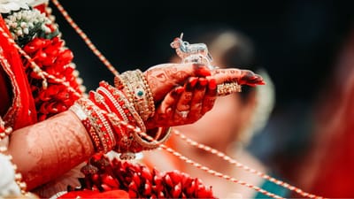 ઉત્તર ભારતમાં એક એવી પરંપરા છે. જે આજ પણ અનેક સમુદાયોમાં પ્રચલિત છે. આ પ્રથા કેરવા લગ્ન છે. આ પરંપરા કેટલાક સમુદાયમાં હજુ પણ જોવા મળે છે. હાલમાં દિલ્હી હાઈકોર્ટે કેરવા લગ્નથી જન્મેલા બાળકોના કાનુની અધિકારો વિશે નિર્ણય લીધો છે.