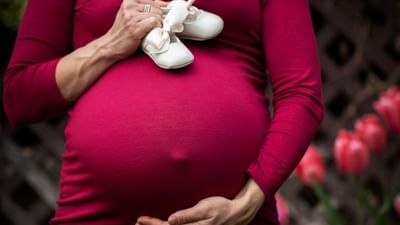 પ્રેગ્નેન્સી દરમિયાન મહિલાઓને આ રજા આપવામાં આવે છે. જોકે, આ રજા અંગે દરરોજ ચર્ચાઓ થતી રહે છે. મહિલાઓને આ રજા સંબંધિત ઘણા પ્રશ્નો પણ હોય છે અને તેમાંથી એક પ્રશ્ન એ છે કે કેટલી વાર અને ક્યારે મેટરનિટી લીવ લઈ શકાય છે. 