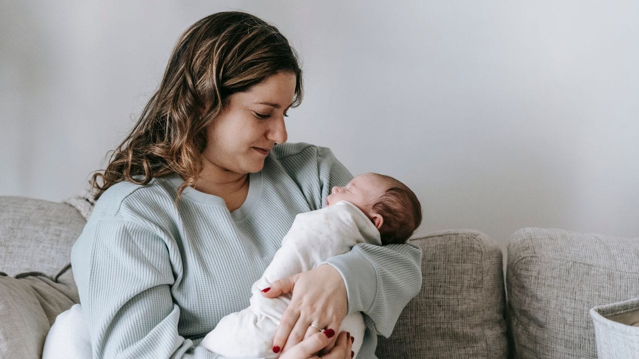 કોર્ટે આ મહત્વપૂર્ણ આદેશ તમિલનાડુની એક મહિલા સરકારી કર્મચારીની અરજી પર આપ્યો, જેણે પુનર્લગ્ન પછી બાળકને જન્મ આપ્યો હતો. આવી સ્થિતિમાં, તેના ઉપરી અધિકારીઓએ તેને મેટરનિટી  લીવ આપવાનો ઇનકાર કર્યો. આ પછી મહિલા સુપ્રીમ કોર્ટ પહોંચી. અધિકારીઓએ તેની મેટરનિટી લીવ નકારી કાઢી હતી કારણ કે, તેના પહેલા લગ્નથી બે બાળકો છે.