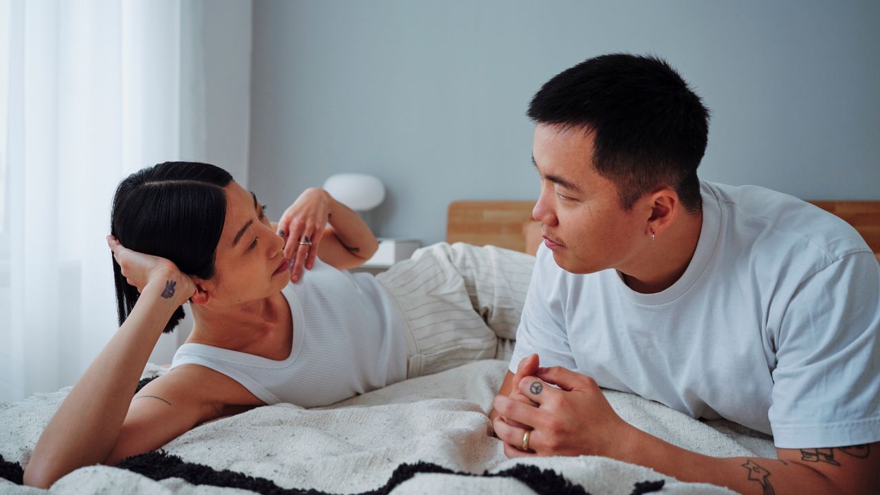 ઉદાહરણ તરીકે ઇન્દ્ર શર્મા વિરુદ્ધ વી.કે.વી. સરમા (2013) કોર્ટે કહ્યું કે ,લાંબા સમય સુધી સાથે રહેવું તેને લગ્ન જેવા સંબંધ તરીકે ગણી શકાય.