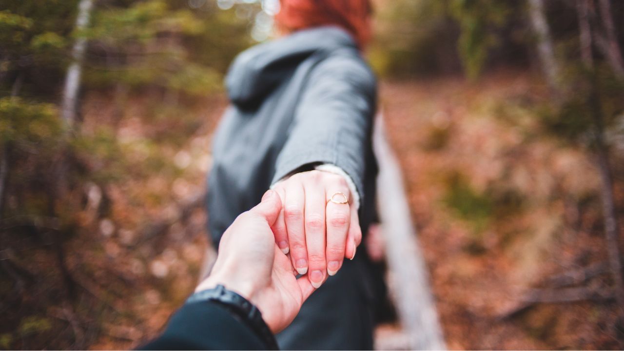 . (Disclaimer: જો તમારી પાસે કોઈ ચોક્કસ કેસ હોય તો કાનૂની નિષ્ણાત (વકીલ) ની સલાહ લેવી સલાહભર્યું છે. અહીં આપેલી માહિતી ફક્ત કોર્ટના નિર્ણયો અને કલમોને આધારે આપવામાં આવી છે. તમારે કોઈ કેસ માટે જાણવું હોય તો યોગ્ય વકીલની સલાહ લઈ શકો છો.)(All Image Symbolic)