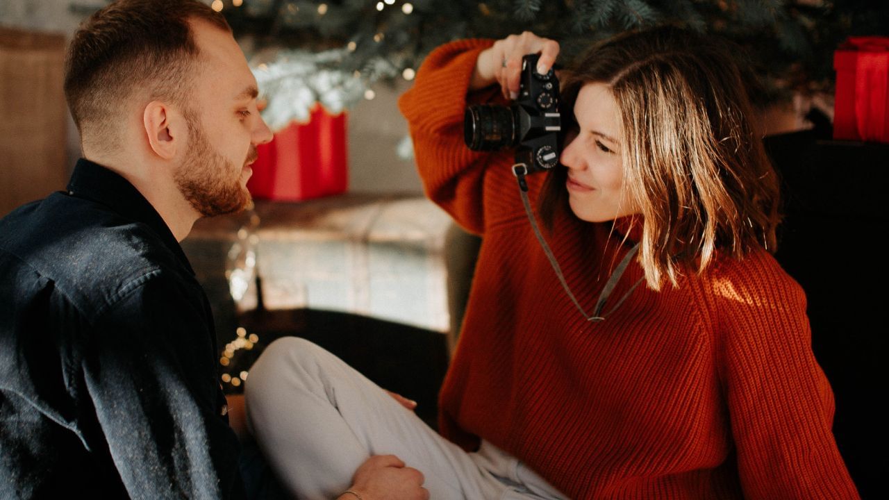 હવે આપણે ઉદાહરણની રીતે જોઈએ તો જો બોયફ્રેન્ડના નામ પર ફ્લેટ છે અને ગર્લફ્રેન્ડ આ ફ્લેટ પર રહે છે તો તેની પાસે કોઈ કાનુની અધિકાર નથી.જ્યાં સુધી તેનું નામ જોડી રજિસ્ટ્રેશન ન હોય