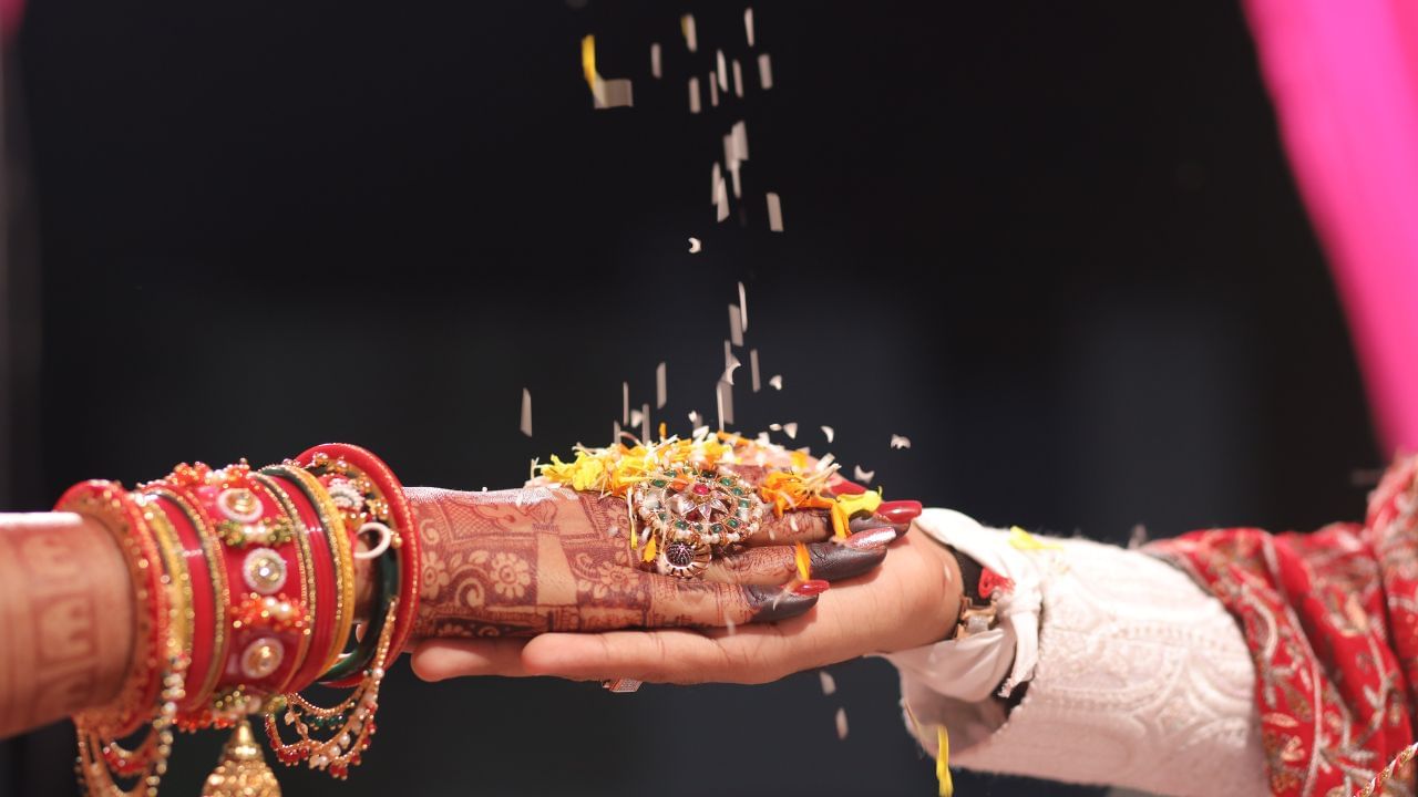 કેરવા લગ્ન એટલે કે,નાનો ભાઈ મોટા ભાઈની વિધવા પત્ની સાથે લગ્ન કરે છે. આ પરંપરા ઉત્તર ભારતમાં વધારે જોવા મળે છે.તેનો હેતુ પરિવારને એક રાખવાનો, વિધવાને સામાજિક અને આર્થિક સુરક્ષા પૂરી પાડવાનો અને પરિવારની મિલકતને વિખેરાઈ જવાથી અટકાવવાનો છે.