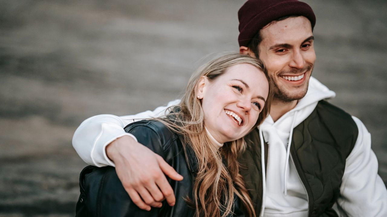 જો બંનેએ સાથે મળીને મિલકત ખરીદી હોય, અને બંનેના નામ દસ્તાવેજમાં હોય, તો બંનેને સમાન અધિકારો છે.જો એક વ્યક્તિ બીજા વ્યક્તિને મોંઘી વસ્તુ/મિલકત ભેટ આપે છે, તો તે ભેટ મેળવનારની વ્યક્તિગત મિલકત બની જાય છે.