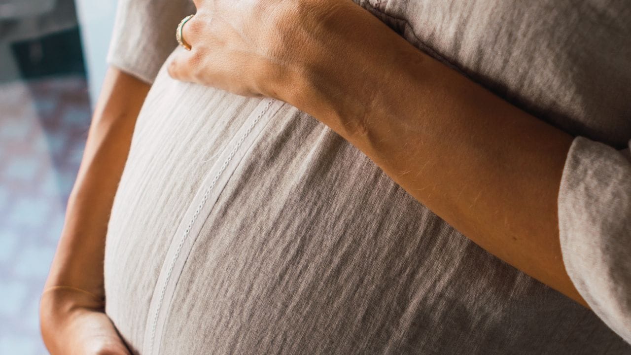 . (Disclaimer: જો તમારી પાસે કોઈ ચોક્કસ કેસ હોય તો કાનૂની નિષ્ણાત (વકીલ) ની સલાહ લેવી સલાહભર્યું છે. અહીં આપેલી માહિતી ફક્ત કોર્ટના નિર્ણયો અને કલમોને આધારે આપવામાં આવી છે. તમારે કોઈ કેસ માટે જાણવું હોય તો યોગ્ય વકીલની સલાહ લઈ શકો છો.)(All Image Symbolic)