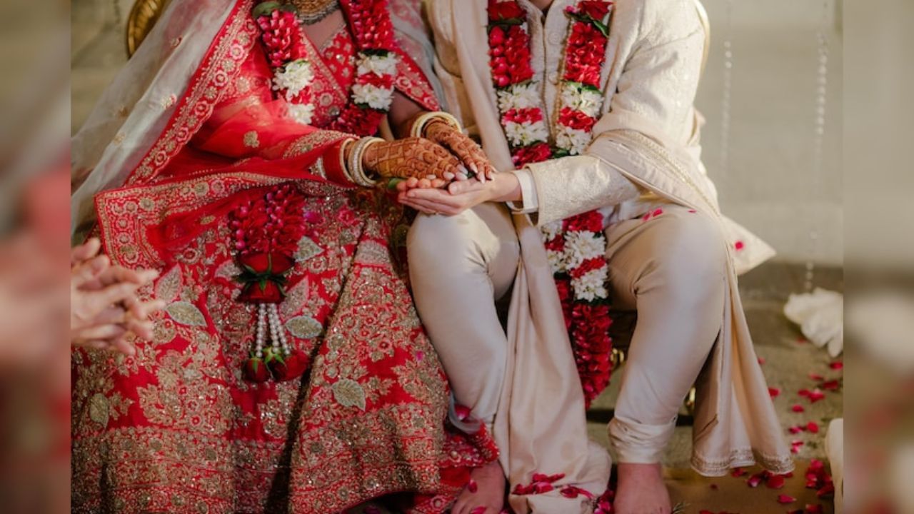 જો તમે Hindu Marriage Act, 1955 મુજબ અથવા અન્ય ધર્મની સામાન્ય રીતે લગ્ન કર્યા હોય અને લગ્ન પછી પ્રમાણપત્ર મેળવવા માંગતા હોવ તો તમે તેને 1 થી 15 દિવસમાં મેળવી શકો છો (જો તમારા બધા ડોક્યુમેન્ટ્સ પૂર્ણ હોય). કેટલીક જગ્યાએ પ્રમાણપત્ર 1-2 દિવસમાં મળી જાય છે. નોંધ: જુદા-જુદા રાજ્યો અને જિલ્લાઓમાં સમય થોડો બદલાઈ શકે છે. Online અને Offline બંને પ્રક્રિયાઓ છે.