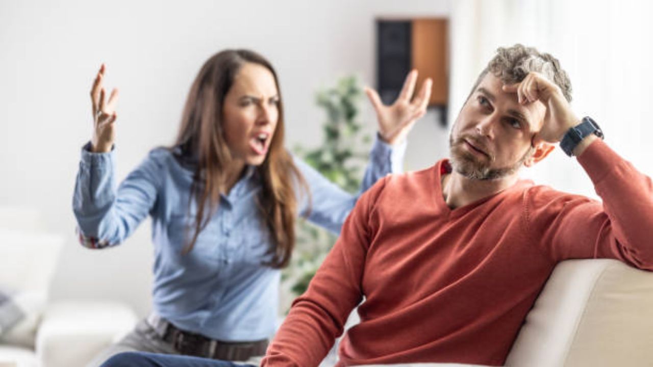 ફરિયાદ ક્યાં કરવી?: પતિ પોલીસ સ્ટેશન જઈને FIR નોંધાવી શકે છે અથવા સીધી મેજિસ્ટ્રેટ કોર્ટમાં ખાનગી ફરિયાદ નોંધાવી શકે છે. માનસિક સતામણી કે બદનક્ષીના કિસ્સાઓમાં, માનવ અધિકાર પંચ અને પુરુષ અધિકાર સંગઠનો પાસેથી પણ મદદ લઈ શકાય છે.
