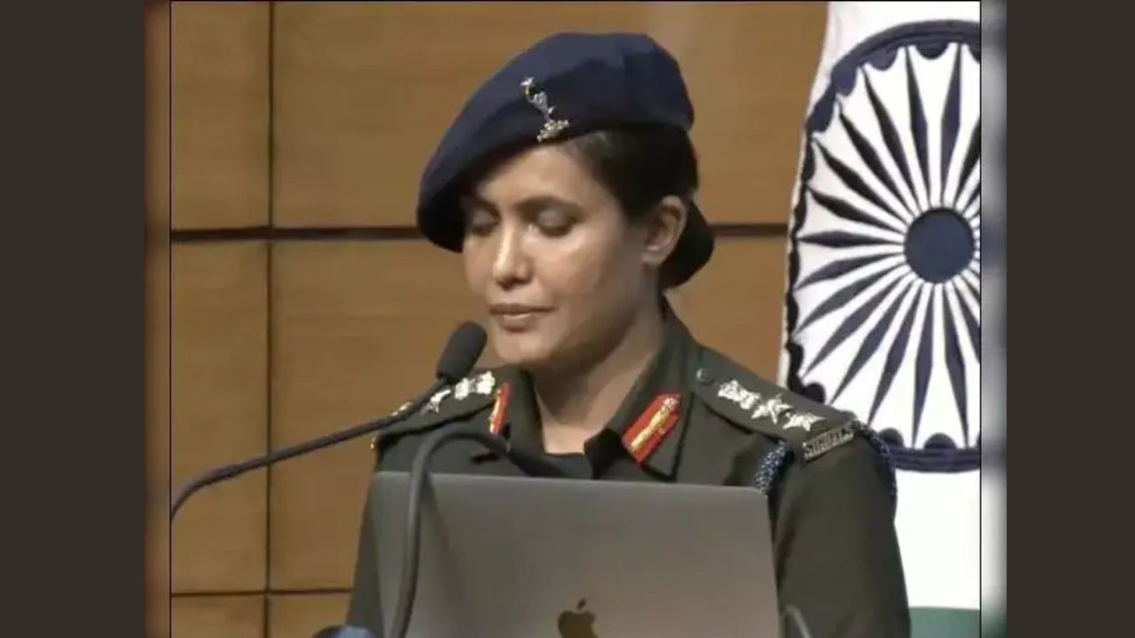 સોફિયા કુરેશી મૂળ ગુજરાતના છે. તેમનો જન્મ 1981માં ગુજરાતના વડોદરામાં થયો હતો. તેમણે બાયોકેમિસ્ટ્રીમાં પોસ્ટ ગ્રેજ્યુએશન કર્યું છે. ગુજરાતની રહેવાસી સોફિયા કુરેશી ભારતીય સેનાના સિગ્નલ કોર્પ્સમાં અધિકારી છે અને તેમણે પોતાની કારકિર્દીમાં આવા ઘણા સીમાચિહ્નો સ્થાપિત કર્યા છે, જે મહિલાઓ માટે પ્રેરણારૂપ બન્યા છે. સોફિયા કુરેશીએ મેજર તાજુદ્દીન કુરેશી સાથે લગ્ન કર્યા, જે આર્મીના મિકેનાઇઝ્ડ ઇન્ફન્ટ્રીમાં સેવા આપે છે. તેમને નવ વર્ષનો પુત્ર છે.