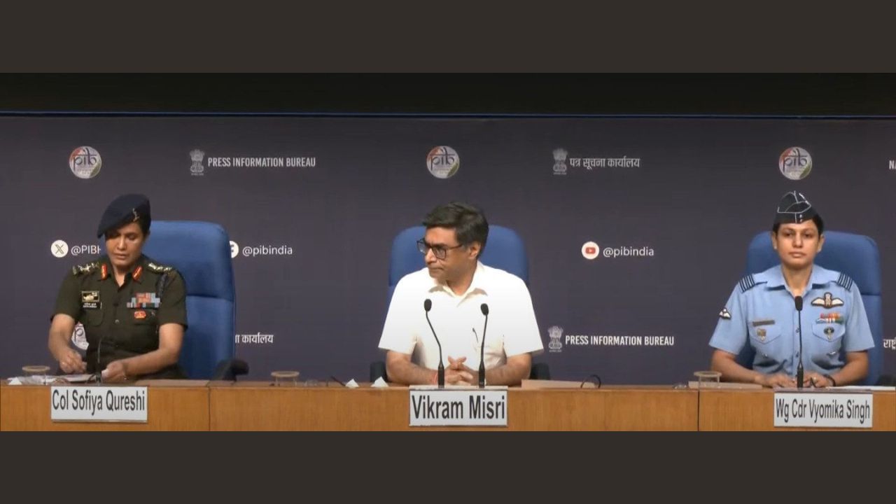 તે ભારતીય સેનાના સિગ્નલ કોર્પ્સના અધિકારી છે, જેમણે વર્ષ 2006 માં કોંગોમાં સંયુક્ત રાષ્ટ્ર શાંતિ કામગીરીમાં પણ કામ કર્યું છે. અહીં તેમણે યુદ્ધવિરામનું નિરીક્ષણ કર્યું હતું અને માનવતાવાદી મિશનમાં મદદ કરી હતી. ગુજરાતના લેફ્ટનન્ટ કર્નલ કુરેશી પાસે બાયોકેમિસ્ટ્રીમાં અનુસ્નાતક ડિગ્રી છે.