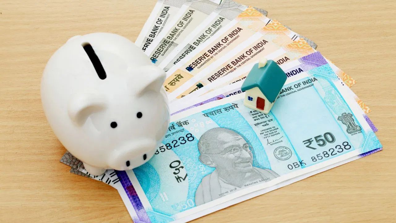 જો તમે આજે ભવિષ્ય માટે પૈસા બચાવી રહ્યા છો અને તે પૈસા ફક્ત બેંકના સેવિંગ એકાઉન્ટ, FD અથવા ઘરે રોકડ તરીકે રાખો છો, તો સાવધાન થઈ જજો. આવું કરવાથી તમે ભવિષ્યમાં ફુગાવા સામે મોટું નુકસાન ભોગવી શકો છો. આ વિકલ્પ થકી તમને જે વ્યાજ મળે છે તે મોંઘવારીના દરની તુલનાએ ઘણું ઓછું હોય છે. 