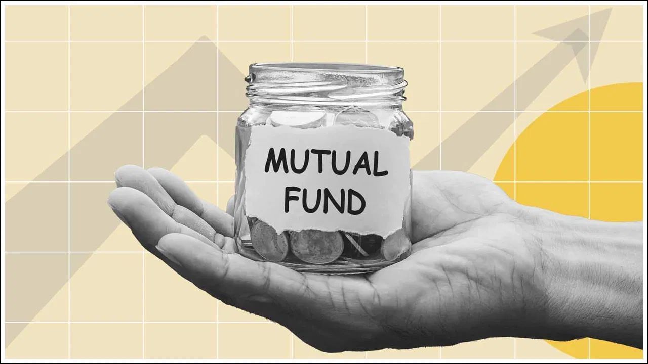 સરળ શબ્દોમાં જોઈએ તો, જો તમને 20 વર્ષ પછી ₹1 કરોડની જરૂર હોય, તો તમારે ₹2.5 થી ₹3 કરોડ જેટલું ફંડ બચાવવું પડશે. જો તમને ભવિષ્યમાં ઘણા પૈસા જોઈતા હોય તો તમે સિસ્ટમેટિક ઇન્વેસ્ટમેન્ટ પ્લાન (SIP) દ્વારા ઇક્વિટી મ્યુચ્યુઅલ ફંડમાં રોકાણ કરી શકો છો. આ એક લોંગ ટર્મ ઇન્વેસ્ટમેન્ટ છે અને મોંઘવારીને માત આપવાનો બેસ્ટ વિકલ્પ છે.   