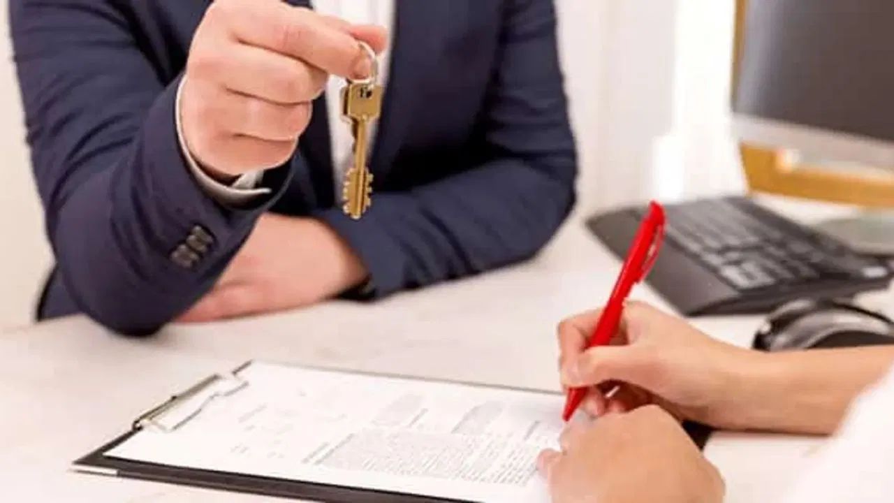 આ વ્યવસાય માટે તમારે જરૂરી ડોક્યુમેન્ટ અને લાઇસન્સ મેળવવા પડશે. તમારે આધાર કાર્ડ અને પાન કાર્ડ જેવા ઓળખ પ્રમાણપત્રની જરૂર પડશે. જો તમે દુકાન ભાડે લઈ રહ્યા છો તો એનો લીઝ કરાર રાખવો પડશે. 