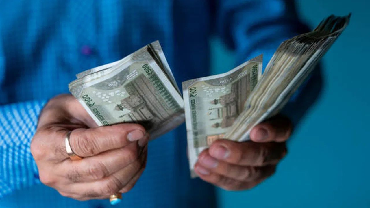 મોબાઇલ રિપેર અને એક્સેસરીઝનો વ્યવસાય ભલે આમ નાનો લાગતો હોય પણ તેમાં પૈસા કમાવવા ખૂબ જ સરળ છે. તમારી મોબાઇલ રિપેર કરવાની સ્કિલ અને માર્કેટિંગ સ્કિલમાં સારી પકડ હશે તો તમે આરામથી ઓછી મૂડીએ વધારે નફો કમાઈ શકો છો. 