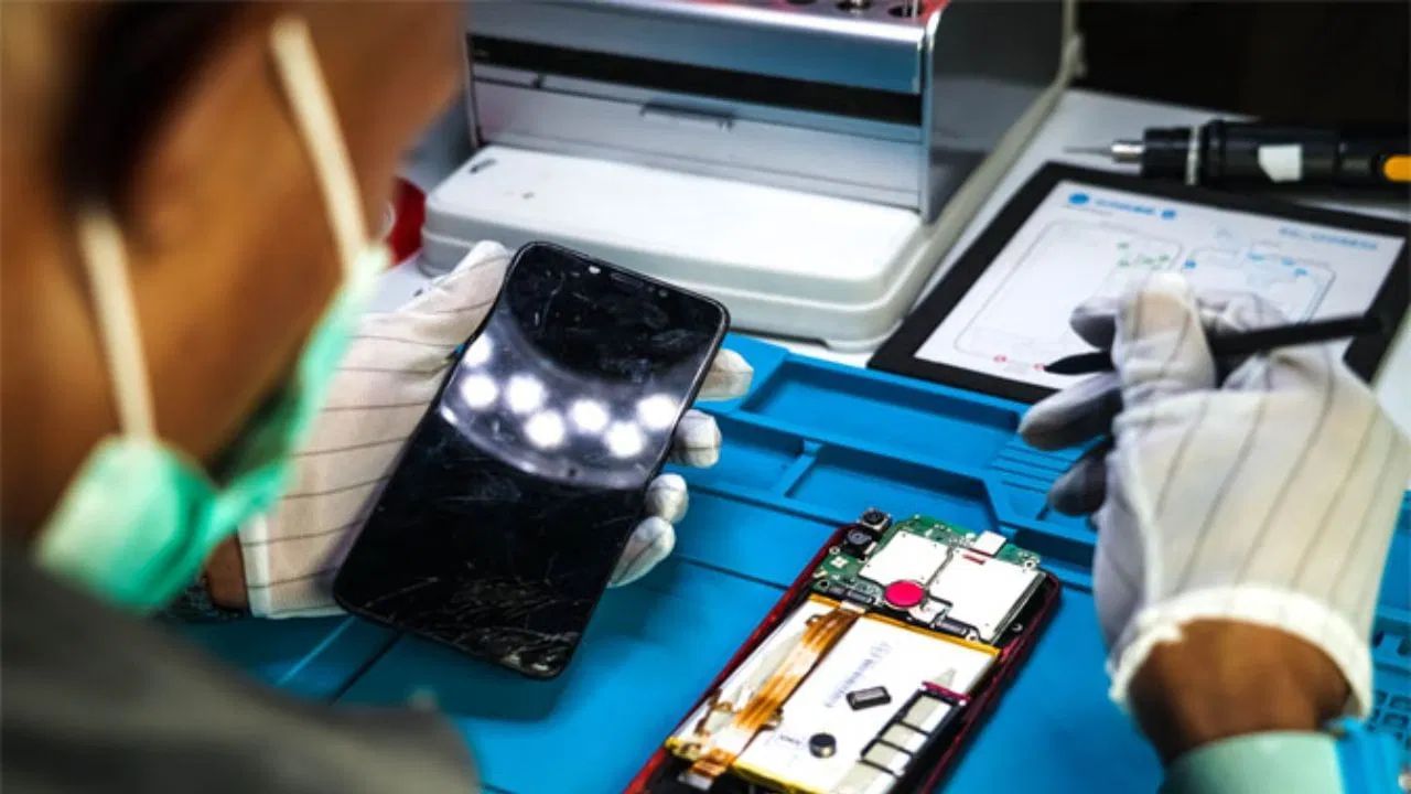 આ વ્યવસાય શરૂ કરવા માટે તમારે 100-150 ચોરસ ફૂટ જેટલી જગ્યા જોઈએ. હવે આના માટે તમે દુકાન ભાડેથી લઈ શકો છો અથવા ખરીદી કરી શકો છો. આ સિવાય તમે ઘરેથી પણ એક રૂમમાં બેસીને આ બિઝનેસ શરૂ કરી શકો છો. 