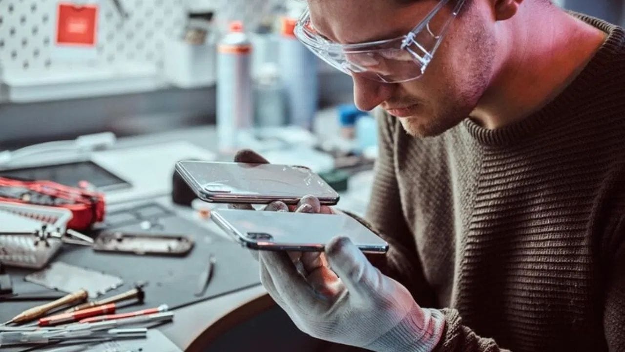 આ બાબતોને ધ્યાનમાં રાખીને મોબાઇલ રિપેર અને એક્સેસરીઝનો વ્યવસાય એક ખૂબ જ નફાકારક વિકલ્પ બની રહ્યો છે. જો તમારી પાસે નાના પ્રમાણમાં મૂડી છે, તો તમે ₹60,000 થી ₹1,00,000ની અંદર આ બિઝનેસ શરૂ કરી શકો છો.  