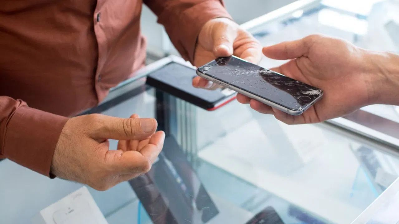 આ વ્યવસાય તમારી મહેનત અને માર્કેટિંગના થકી ખૂબ સારી રીતે ચાલી શકે છે.  રોજની ₹500 થી ₹1000 સુધીની આવક થઈ શકે છે અને સિઝનમાં અથવા તહેવારોમાં આ આવક વધી પણ શકે છે. ધીરે ધીરે તમે સ્માર્ટફોન વેચાણ પણ શરૂ કરી શકો છો, જેનાથી ગ્રાહકો તમારા બિઝનેસ તરફ આકર્ષાય. 