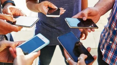 આજના ડિજિટલ યુગમાં સ્માર્ટફોનનો ઉપયોગ લગભગ દરેક વ્યક્તિ કરે છે. હવે સ્માર્ટફોન વાપરીએ તો,  સ્ક્રીન તૂટી જવી, બેટરી પ્રોબ્લેમ કે તેના જેવા બીજા ઘણા પ્રોબ્લેમ મોબાઇલમાં થઈ શકે છે. 