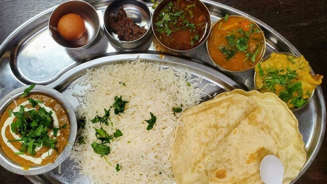 યુદ્ધ દરમિયાન સેનાના જવાનોને આપવામાં આવેલા ખોરાકનું પુરતું ધ્યાન રાખવામાં આવે છે. સેનાના જવાનોને ડાઈટ અનુસાર ભોજન આપવામાં આવે છે. જેથી તેમનું સ્વાસ્થ્ય સારું રહે અને યુદ્ધ કરવાની શક્તિ મળી રહે.