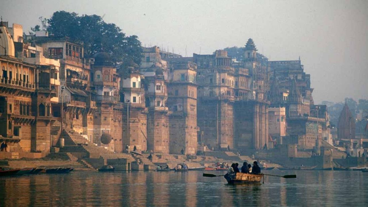 વૈજ્ઞાનિક કારણ જોઈએ તો ગંગાના પાણીમાં એક ખાસ પ્રકારનો બેક્ટેરિયોફેજ વાયરસ જોવા મળે છે, જે હાનિકારક બેક્ટેરિયાનો નાશ કરે છે. આના કારણે ગંગાનું પાણી લાંબા સમય સુધી બગડતું નથી અને સ્વચ્છ રહે છે. ગંગાના પાણીમાં ઓગળેલા ઓક્સિજનનું પ્રમાણ અન્ય નદીઓ કરતાં વધુ છે. આનાથી બેક્ટેરિયા મૃત શરીરના ભાગોને ઝડપથી વિઘટિત કરી શકે છે, જેનાથી પ્રદૂષણ ઓછું થાય છે.