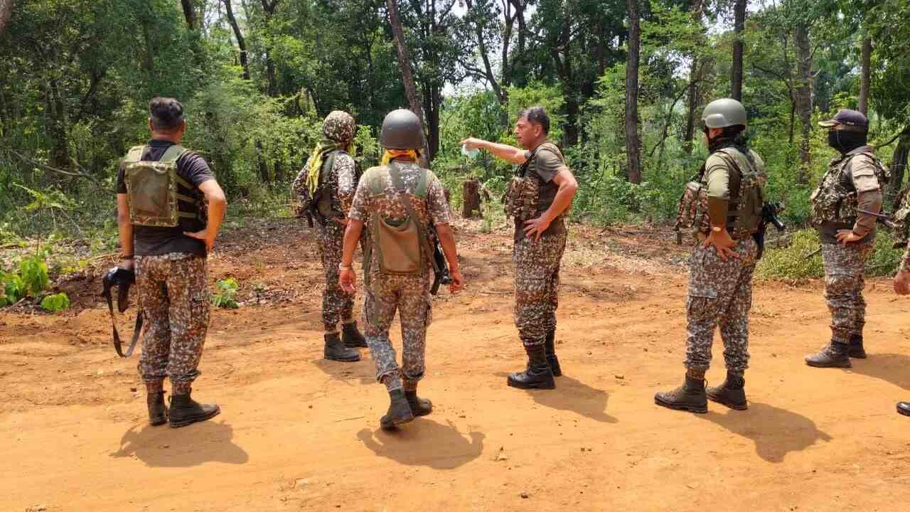 Breaking News : છત્તીસગઢમાં નક્સલીઓ સામે મોટી કાર્યવાહી, એન્કાઉન્ટરમાં 26  માર્યા ગયા, 1 સૈનિક શહીદ - Gujarati News | Major action against Naxalites  in Chhattisgarh, 26 Naxalites ...