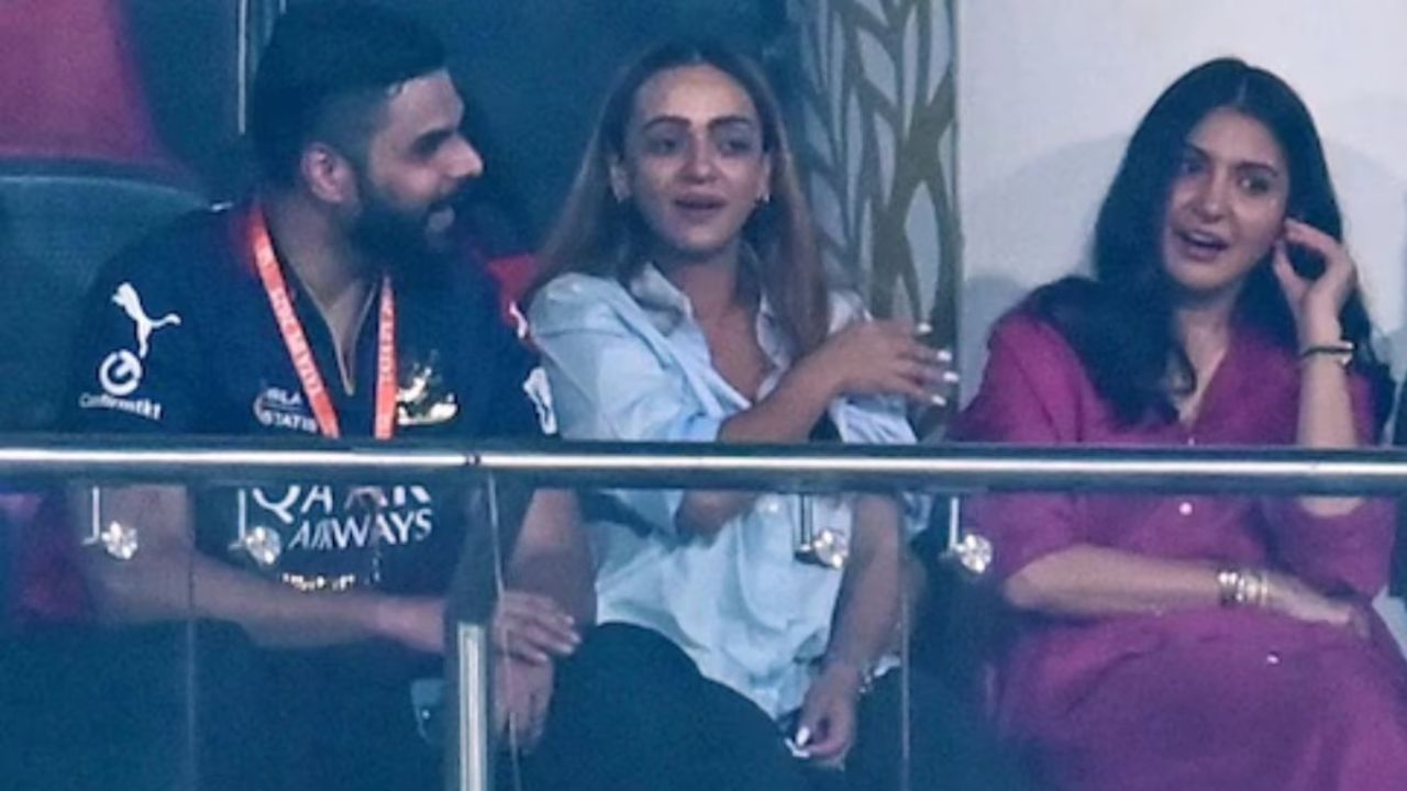 અનુષ્કા શર્માની બાજુમાં બેઠેલી મહિલા માલવિકા નાયક હોવાનું કહેવાય છે. માલવિકા વ્યવસાય ક્ષેત્રે ખૂબ જ સક્રિય છે અને તેને ઘણા વર્ષોનો કાર્ય અનુભવ છે. તેણીએ પ્રખ્યાત આઇટી કંપની ઇન્ટેલનેટમાં કામ કર્યું છે. એટલું જ નહીં, એવું પણ બહાર આવ્યું છે કે આ પછી તેણીએ ઇનોસ ટેકનોલોજીમાં પણ કામ કર્યું હતું. 