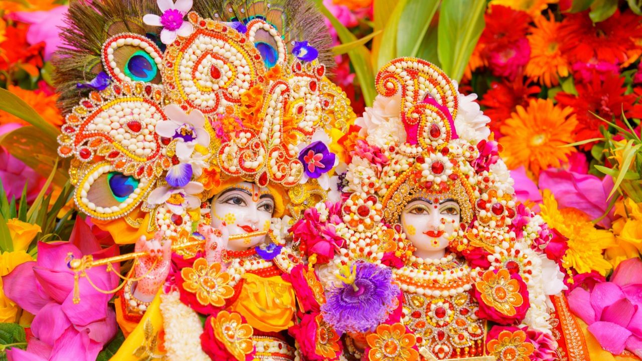 મથુરા આજે ભારતના સૌથી પવિત્ર તીર્થોમાંથી એક છે. શ્રી કૃષ્ણ જન્મસ્થાન મંદિર, દ્વારકાધીશ મંદિર અને યમુના નદી તટે આવેલા ઘાટો તેને આધ્યાત્મિક આસ્થાનું કેન્દ્ર બનાવે છે. ( આ માહિતી વિવિધ ઐતિહાસિક તથ્યો અને સંશોધનો પર આધારિત છે. વિગતવાર માહિતી માટે, ઇતિહાસના પ્રમાણભૂત ગ્રંથો અને સંશોધનોનો અભ્યાસ કરવો ઉચિત રહેશે.) (Credits: - Canva)