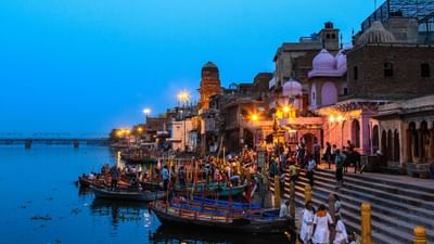 ઉત્તર કાંડ (રામાયણ) અનુસાર, કૃતયુગમાં મધુ નામના દૈત્ય રાજાએ મધુવન નામના વનમાં રાજ્ય સ્થાપ્યું હતું. મધુ એક ધર્મનિષ્ઠ દૈત્ય હતો અને તેણે ભગવાન શિવની આરાધના કરીને તેમને પ્રસન્ન કર્યા હતા.  શિવજીએ મધુને એક શક્તિશાળી ત્રિશૂલનું વરદાન આપ્યું હતું. મધુના પુત્ર લવણાસુરે આ ત્રિશૂલનો ઉપયોગ કરીને લોકો પર અત્યાચાર શરૂ કર્યો. શ્રી રામના ભાઈ શત્રુઘ્ને લવણાસુરનો વધ કરીને મધુવનમાં મધુરા નામનું શહેર સ્થાપ્યું, જે આગળ ચાલીને મથુરા તરીકે ઓળખાયું.  (Credits: - Wikipedia)