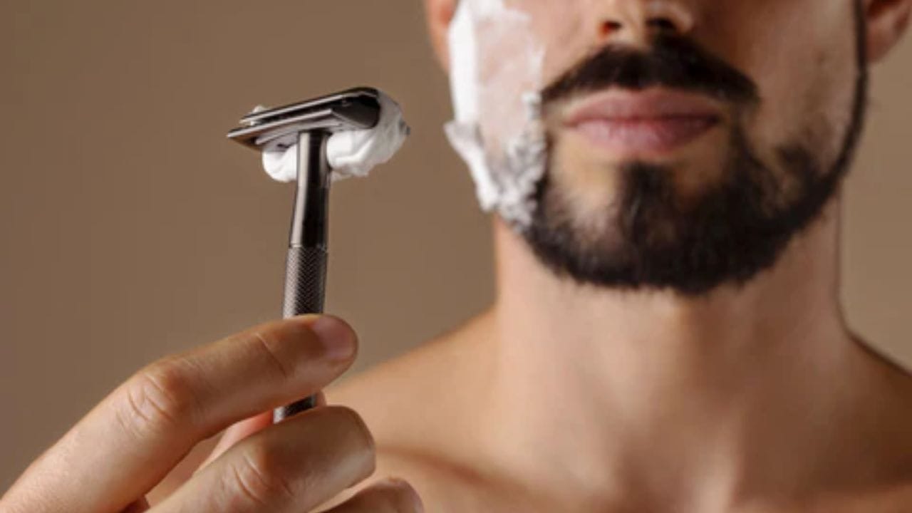 સારી ગુણવત્તાવાળી શેવિંગ ક્રીમ અથવા જેલનો ઉપયોગ કરો: ઘણા લોકો સાબુ અથવા હલકી ગુણવત્તાવાળા ઉત્પાદનોનો ઉપયોગ કરે છે, જે ત્વચાને સૂકવી શકે છે. ઉનાળામાં મોઇશ્ચરાઇઝિંગ તત્વો ધરાવતી શેવિંગ ક્રીમ અથવા જેલનો ઉપયોગ કરો. જેથી ત્વચા હાઇડ્રેટેડ રહે અને રેસિઝ ટાળી શકાય.
