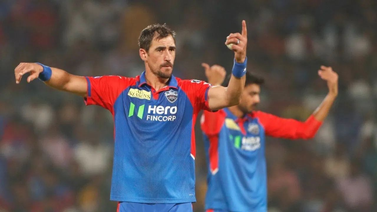 દિલ્હી કેપિટલ્સના ફાસ્ટ બોલર મિશેલ સ્ટાર્કે IPL 2025 માટે ભારત ન ફરવાનો નિર્ણય લીધો છે. ઘણા અહેવાલોમાં દાવો કરવામાં આવ્યો છે કે સ્ટાર્કે તેની ફ્રેન્ચાઈઝી દિલ્હી કેપિટલ્સને બાકીની મેચોમાંથી ખસી જવાના નિર્ણય વિશે જાણ કરી છે. અહેવાલો અનુસાર, સ્ટાર્ક આ નિર્ણય માટે $400,000 એટલે કે આશરે રૂ. 3.5 કરોડનું બલિદાન આપવા તૈયાર છે.