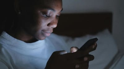 ઘણા લોકોને સવારે ઉઠીને સૌથી પહેલા પોતાનો ફોન ચેક કરવાની આદત હોય છે. આજની જીવનશૈલીમાં આપણે મોબાઈલ ફોન વિના જીવવાનું પણ વિચારી શકતા નથી. જેમ લોકો માટે રહેવું અને ખાવું જરૂરી બની ગયું છે, તેવી જ રીતે મોબાઈલ પણ તેમના જીવનનો એક ખાસ ભાગ બની ગયો છે.