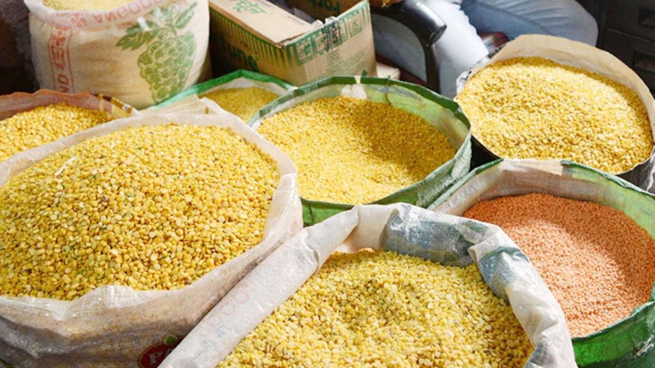 કેટલાક પ્રદેશોમાં મોદી શબ્દનો અર્થ "રસોડું અથવા સંગ્રહનો હવાલો સંભાળનાર વ્યક્તિ" થતો હતો - ઉદાહરણ તરીકે, જૂના દરબારમાં "મોદીખાના" (અનાજની દુકાન) હતી.