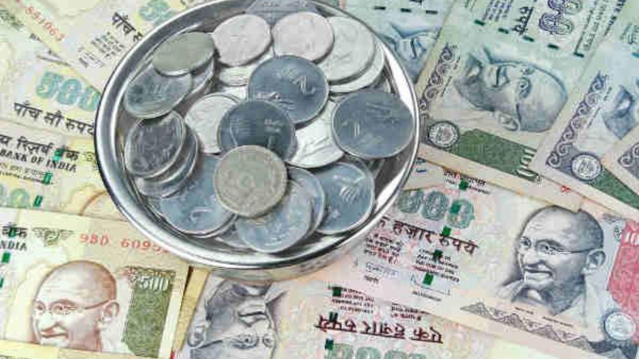 કોડી એ સંપત્તિ અને સૌભાગ્યનું પ્રતીક છે. જ્યોતિષ શાસ્ત્ર અનુસાર, મની પ્લાન્ટ પર કોડી બાંધવાથી નાણાકીય સમસ્યાઓ અને દેવાથી છુટકારો મળે છે.  
