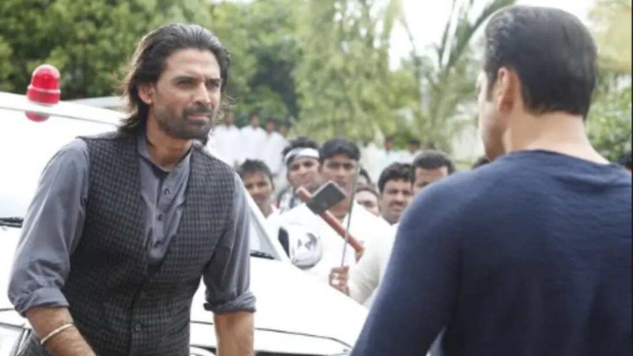 બાળપણથી જ ડાન્સમાં રસ ધરાવતા મુકુલ એક પ્રશિક્ષિત પાઇલટ પણ હતા. તેમણે ઇન્દિરા ગાંધી રાષ્ટ્રીય ઉડ્ડયન એકેડેમીમાંથી પાઇલટ તાલીમ લીધી. અભિનય કારકિર્દી શરૂ કરતા પહેલા, તેમણે એક એરલાઇન કંપનીમાં પાઇલટ તરીકે પણ કામ કર્યું હતું. પરંતુ  વધારે પૈસા ન મળતા તેણે નોકરી છોડી દીધી.