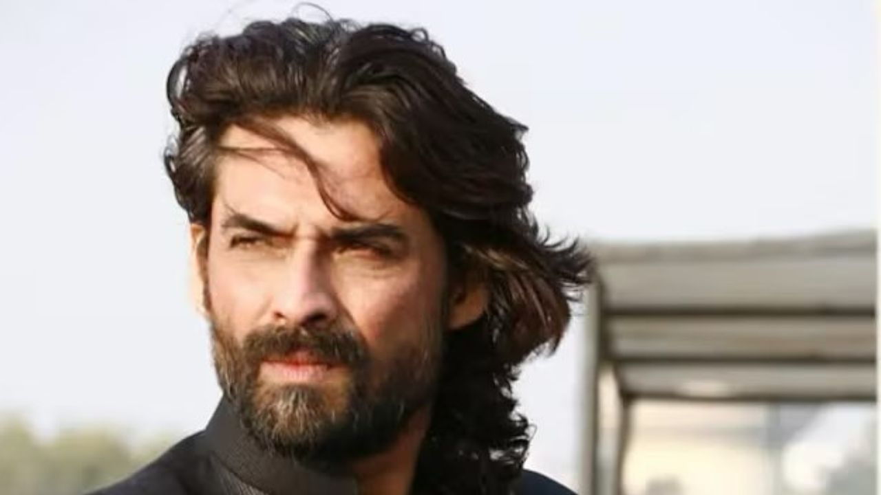 મુકુલ દેવનો જન્મ નવી દિલ્હીમાં જાલંધર નજીકના એક ગામમાં રહેતા એક પંજાબી પરિવારમાં થયો હતો અને તેમનો ઉછેર દિલ્હીમાં થયો હતો. તે અભિનેતા અને મોડેલ રાહુલ દેવનો નાનો ભાઈ હતો. તેમની એક બહેન પણ છે. તેમણે દિલ્હીની સેન્ટ કોલંબિયા સ્કૂલમાં અભ્યાસ કર્યો હતો.