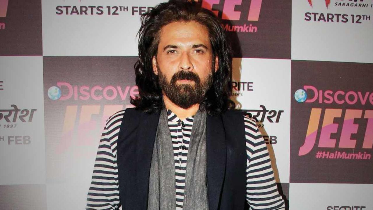 એક મુલાકાતમાં, મુકુલે ઉલ્લેખ કર્યો હતો કે તેમના પિતા, જે પશ્તો અને ફારસી બોલી શકતા હતા, તેમના દ્વારા તેમને અફઘાન સંસ્કૃતિનો પરિચય થયો. તેમના પિતા, હરિ દેવ, ભૂતપૂર્વ સહાયક પોલીસ કમિશનર, 2019માં 91 વર્ષની વયે અવસાન પામ્યા હતા.