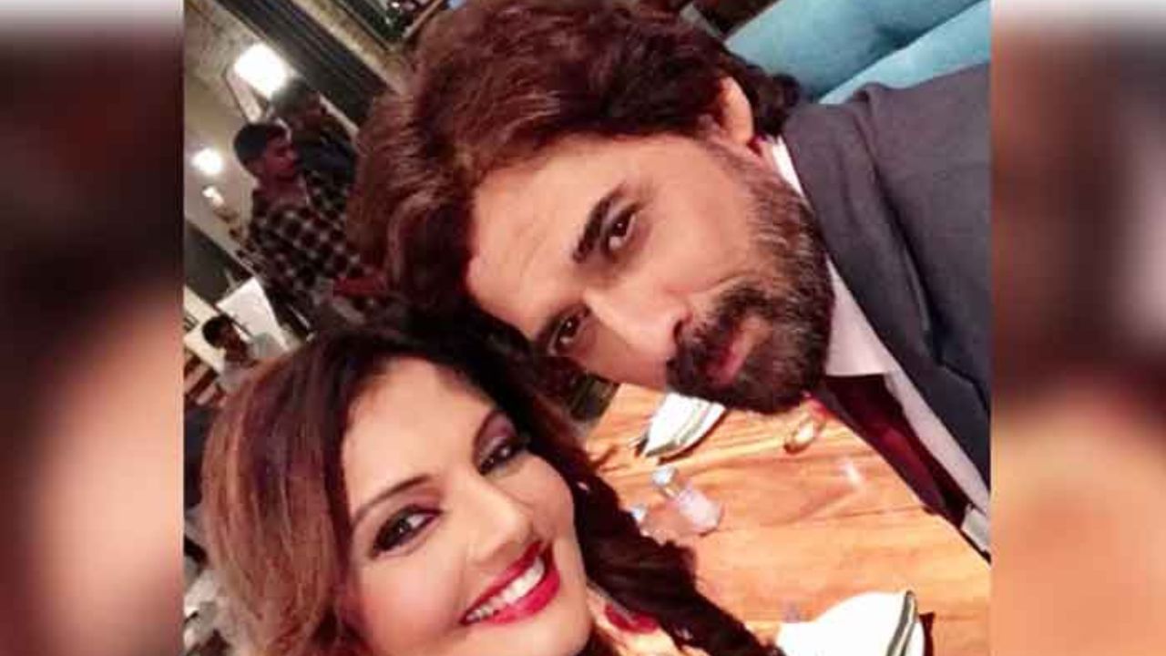 મુકુલ દેવે 1996માં વિજય પાંડેની ભૂમિકા ભજવતી સિરિયલ મુમકીન દ્વારા ટીવી પર અભિનયની શરૂઆત કરી હતી. તેણે દૂરદર્શનના એક સે બઢ કર એક, કોમેડી બોલિવૂડ કાઉન્ટડાઉન શોમાં પણ અભિનય કર્યો હતો.