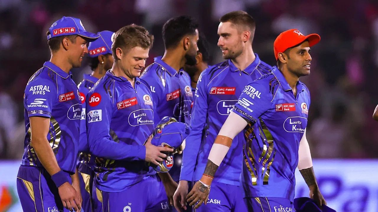 લીગ સ્ટેજમાં 29 માર્ચે, મુંબઈ ઈન્ડિયન્સનો ગુજરાત ટાઈટન્સ સામે પરાજય થયો. આ પછી, 7 એપ્રિલે, RCBએ MIને 12 રનથી હરાવ્યું. જે બાદ, 6 મેના રોજ, મુંબઈ ફરી એકવાર ગુજરાત સામે હાર્યું. ત્યારબાદ 26 મેના રોજ, પંજાબ કિંગ્સે મુંબઈ ઈન્ડિયન્સને હરાવ્યું.  