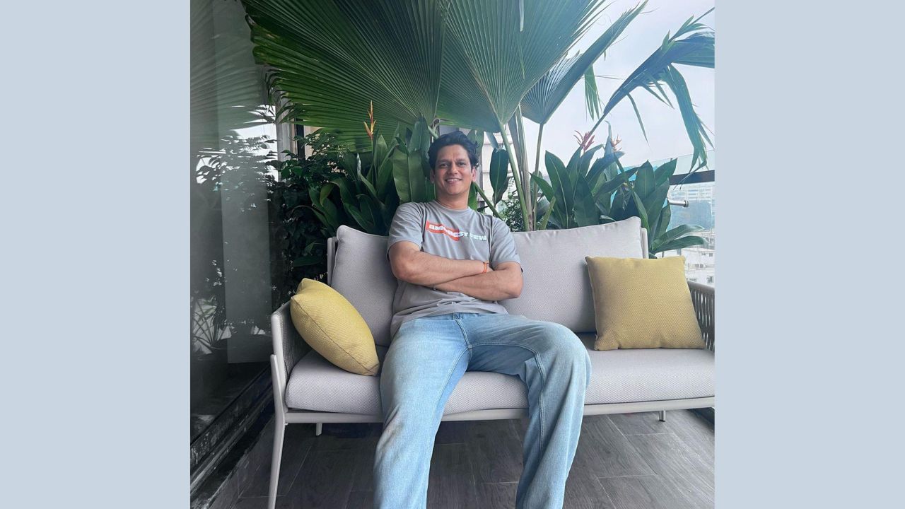 જુહુ દરિયા કિનારે આવેલું આ નવું નિવાસસ્થાન ફક્ત ઘર જ નહીં પરંતુ વિજય વર્માની અત્યાર સુધીની કરિયરના સફરનું પ્રતીક બની ગયું છે. આ પ્રસંગે વિજયે કહ્યું, "ગલી બોય, પછી મિર્ઝાપુર 2, અને ત્યારથી મેં ક્યારેય પાછળ વળીને જોયું નથી, યાર."
