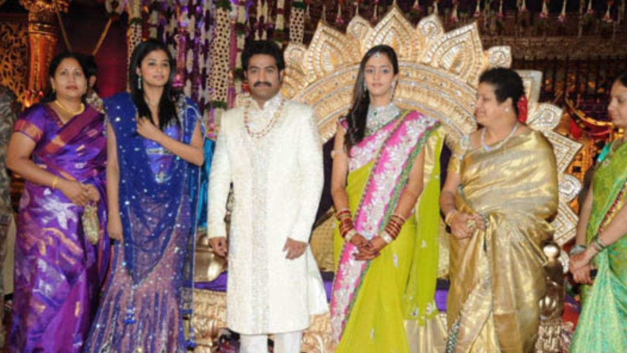 એનટીઆરના દાદા દિગ્ગજ તેલુગુ સુપરસ્ટાર હતા. તેમજ આંધપ્રદેશના પૂર્વ ચીફ મિનિસ્ટર એનટી રામારાવ હતા. તેના પિતા અભિનેતા અને પોલિટિશિયન નંદમુરી હરિકૃષ્ણ હતા.એનટીઆરનો જન્મ 20 મે 1983ના રોજ થયો છે.