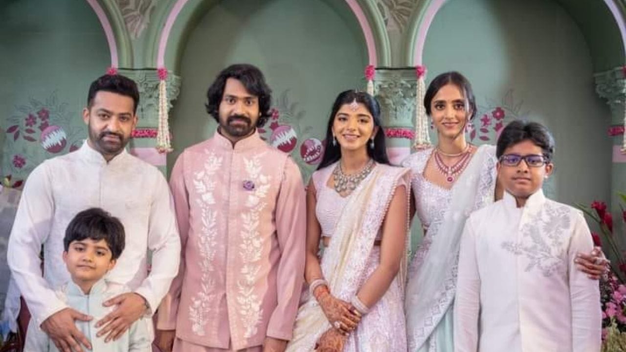 જૂનિયર એનટી રાવે અનેક સુપરહિટ ફિલ્મો આપી છે. તેમની આરઆરઆર સુપરહિટ ફિલ્મ રહી હતી. અભિનેતા ફિલ્મોની સાથે-સાથે પર્સનલ લાઈફને લઈને પણ ચર્ચામાં રહે છે. તેના લગ્ન પણ ખુબ ચર્ચામાં રહ્યા હતા. 2011માં ગ્રાન્ડ વેડિંગ કર્યા હતા. પરંતુ એક કારણથી ધમાલ મચી હતી.