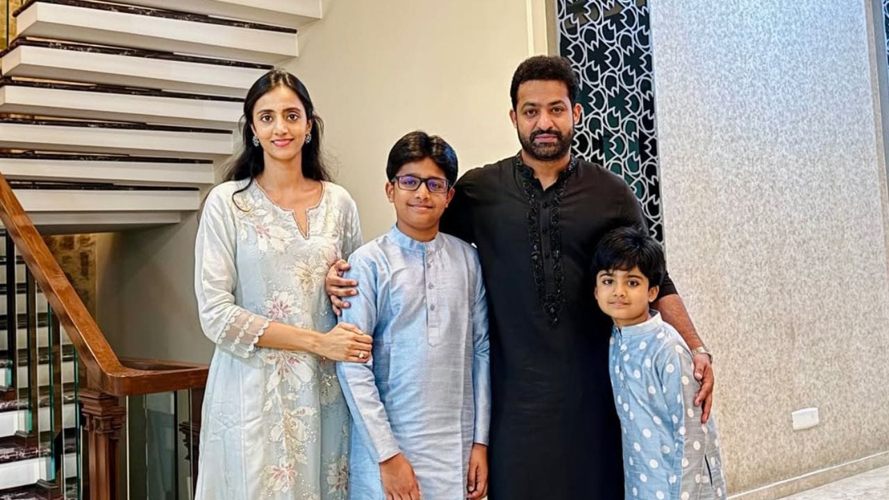 વર્ષ 2011માં બિઝનેસમેન નાર્નો શ્રીનિવાસ રાવની દીકરી લક્ષ્મી પ્રણતી સાથે લગ્ન કર્યા હતા. કપલના લગ્નને 14 વર્ષ થઈ ચૂક્યા છે. 2 બાળકોના માતા-પિતા પણ છે. તેમના લગ્નમાં 100 કરોડનો ખર્ચ થયો હતો. તેમજ માત્ર મંડપ સજાવવા માટે 18 લાખનો ખર્ચો થયો હતો.