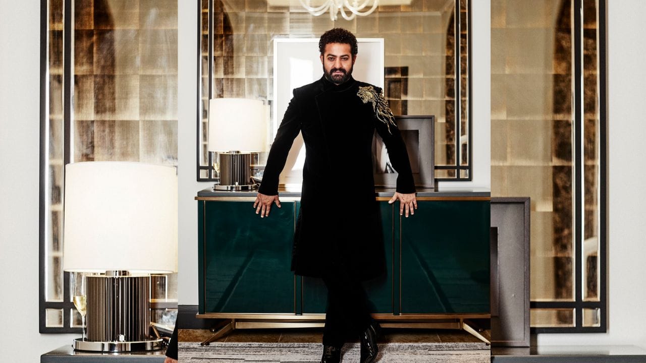 આ વિવાદ એટલો વધી ગયો કે, જેને જોઈ અભિનેતાએ લક્ષ્મીના 18 વર્ષ પૂર્ણ થયાબાદ 6 મે 2011ના રોજ લગ્ન કર્યા હતા. તમને જણાવી દઈએ કે, આંધ્ર પ્રદેશના સીએમ ચંદ્રબાબુ નાયડુ જૂનિયર એનટીઆરના નાના છે.